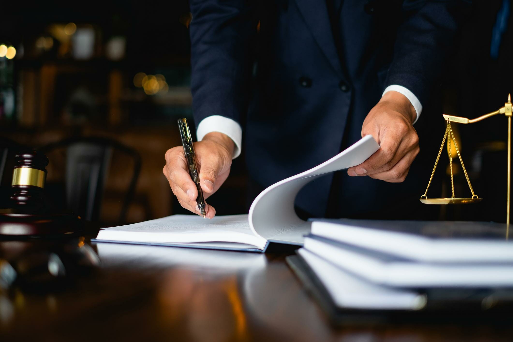 Federal litigation experience for expert witness engagement. Attorney with gavel and scales of justice.